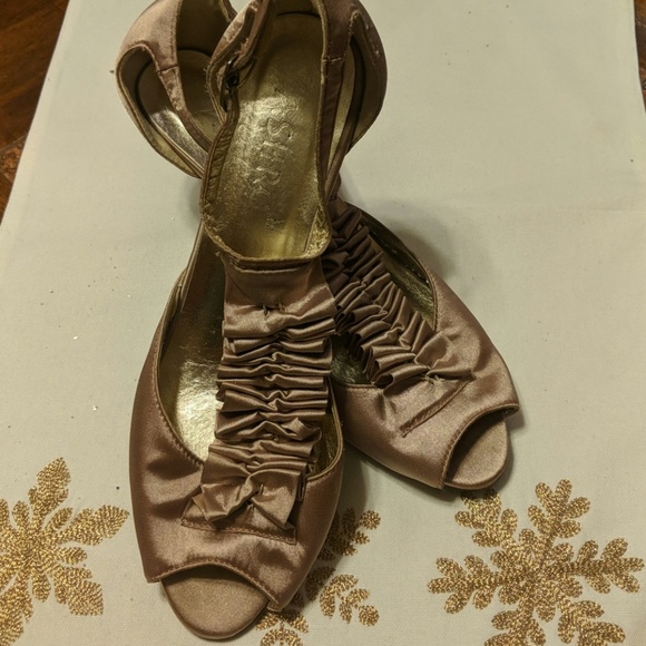 Gently used gold heels - Picture 1 of 3